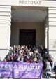 La concentración ha reunido a numerosas persones en la puerta de Rectorado.